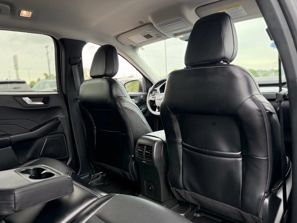 Certified 2025 Ford Escape Platinum AWD/4WD image 18