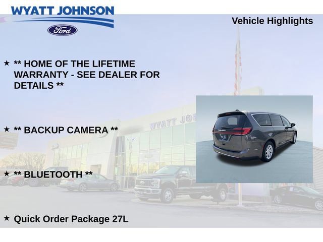 Used 2023 Chrysler Pacifica Touring-L FWD image 5