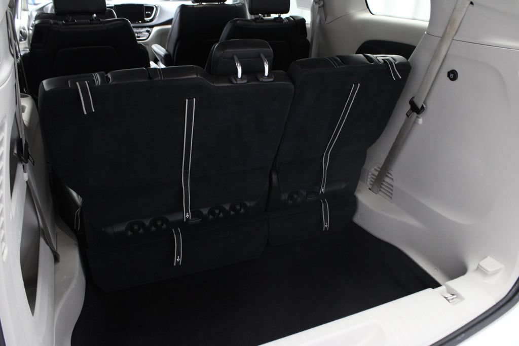 Used 2023 Chrysler Pacifica Touring-L FWD image 18