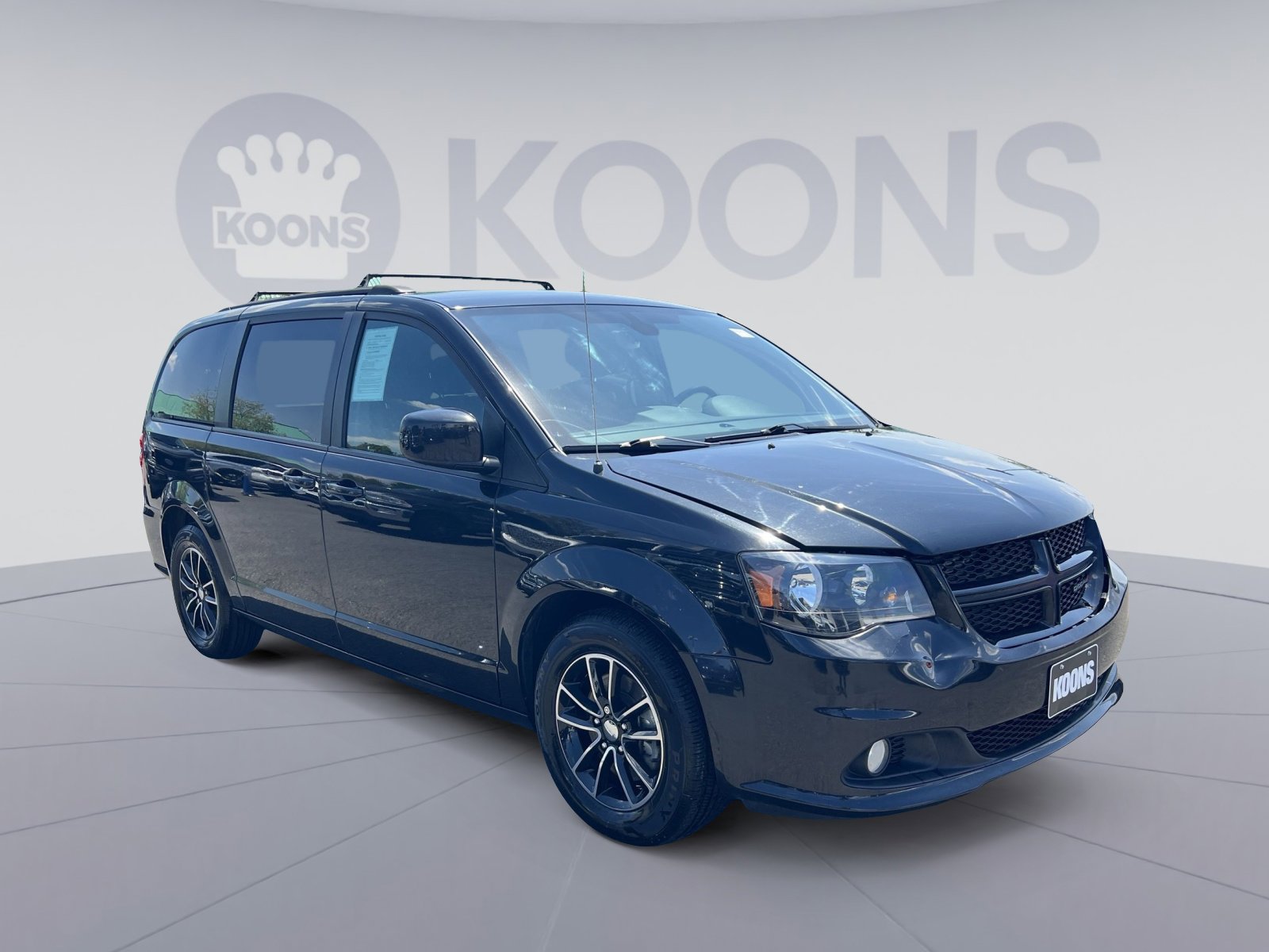 Used 2019 Dodge Grand Caravan SE FWD image 2