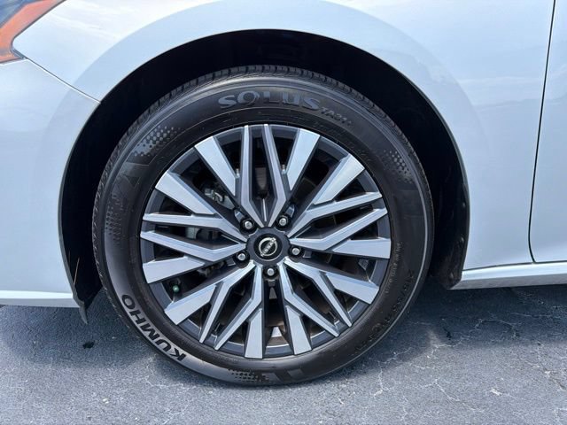 Used 2025 Nissan Altima 2.5 SV FWD image 11