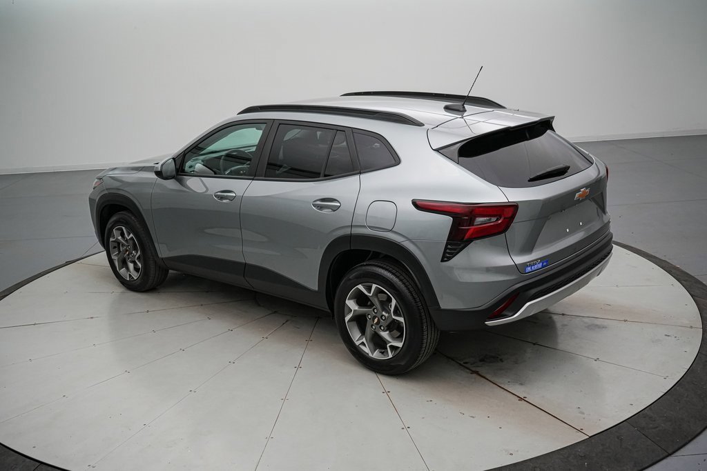 Used 2025 Chevrolet Trax LT w/ LT Convenience Package image 3