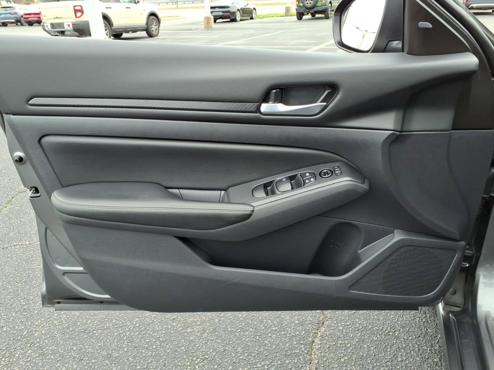 Used 2025 Nissan Altima 2.5 SV FWD image 17