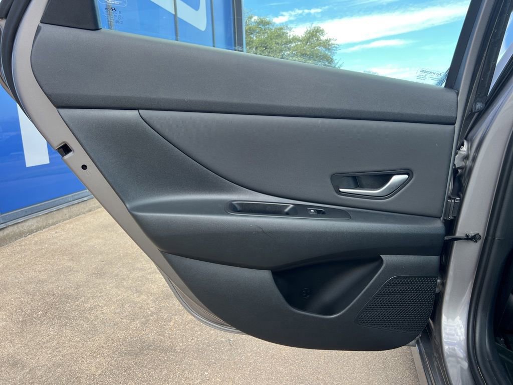 Used 2023 Hyundai Elantra Limited image 22