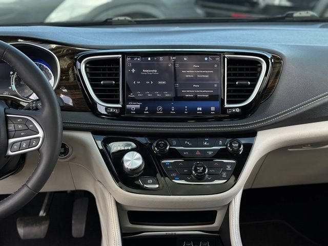Used 2023 Chrysler Pacifica Limited FWD image 25