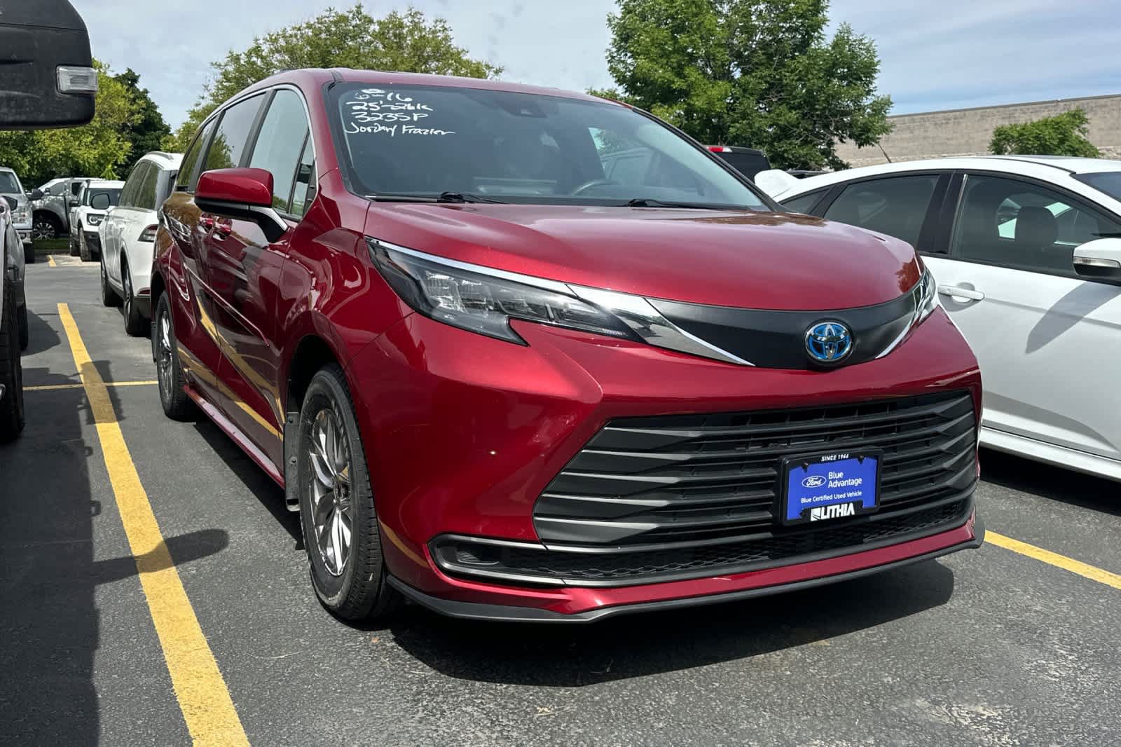 Used 2025 Toyota Sienna LE w/ LE Plus Package AWD/4WD image 3
