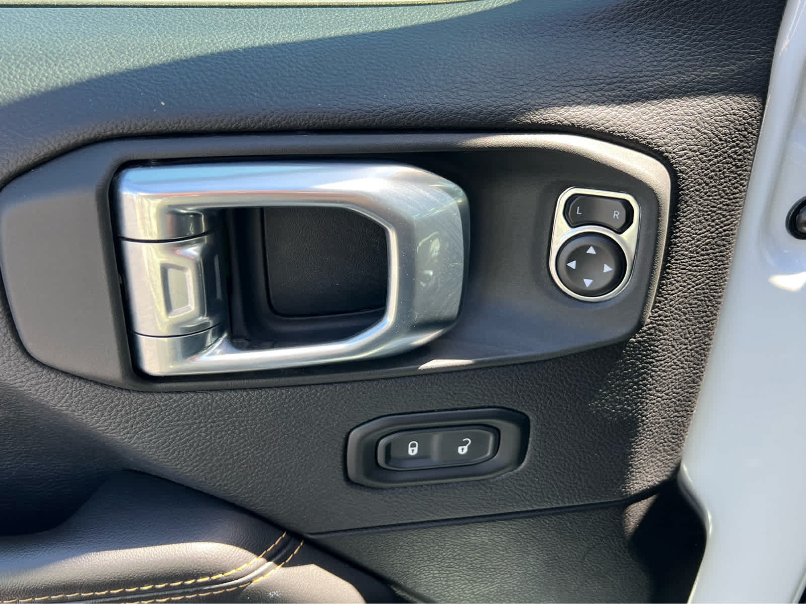 Used 2025 Jeep Wrangler Unlimited Sahara AWD/4WD image 30