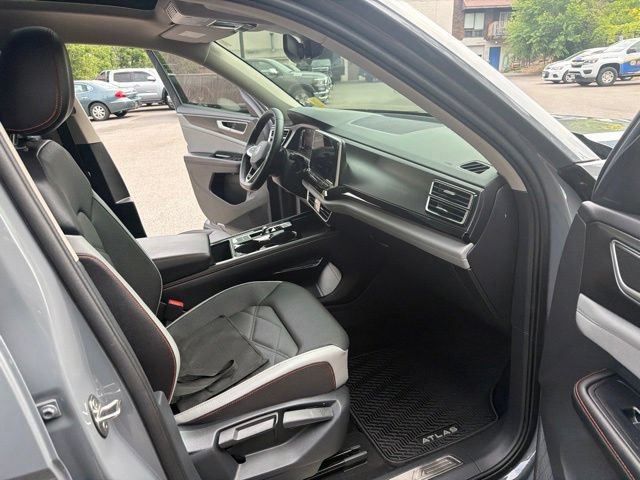 Used 2024 Volkswagen Atlas Peak Edition SE AWD/4WD image 31