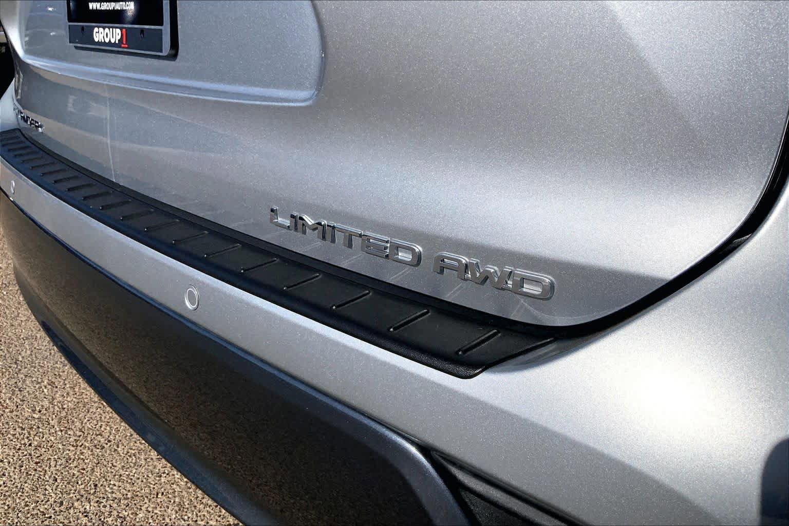 Used 2025 Toyota Highlander Limited AWD/4WD image 10