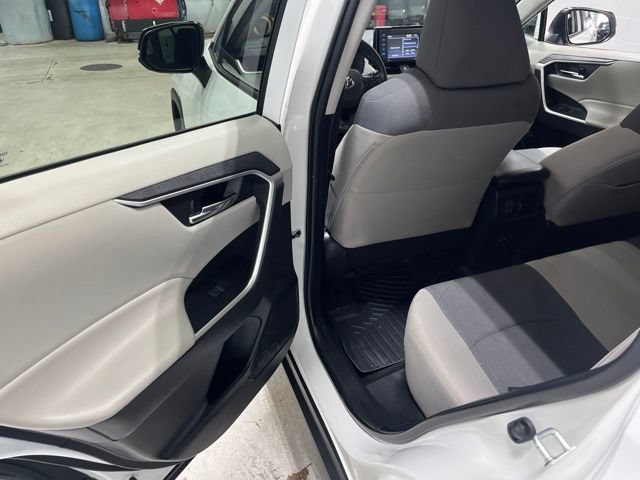 Used 2022 Toyota RAV4 XLE AWD/4WD image 40