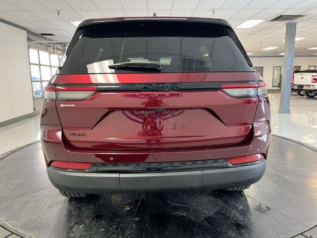 Used 2025 Jeep Grand Cherokee Altitude AWD/4WD image 7