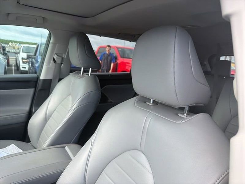 Used 2023 Toyota Highlander XLE FWD image 11
