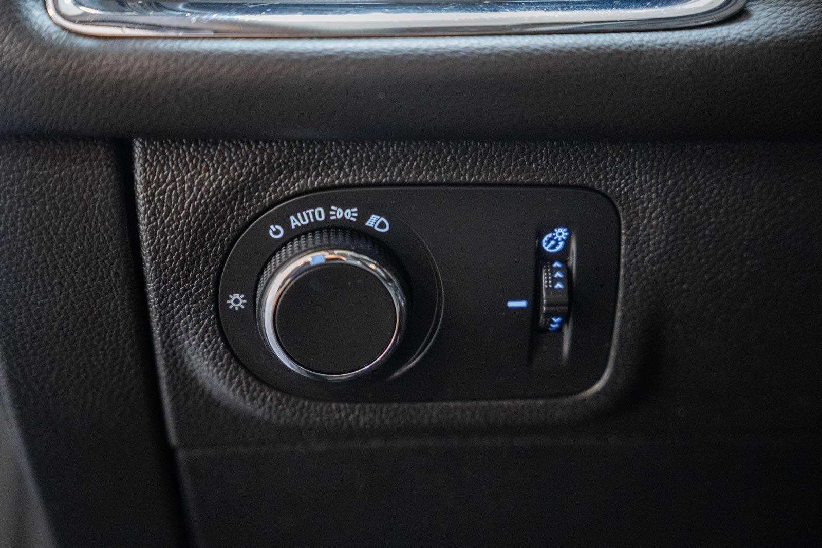 Used 2018 Chevrolet Cruze Premier FWD image 37