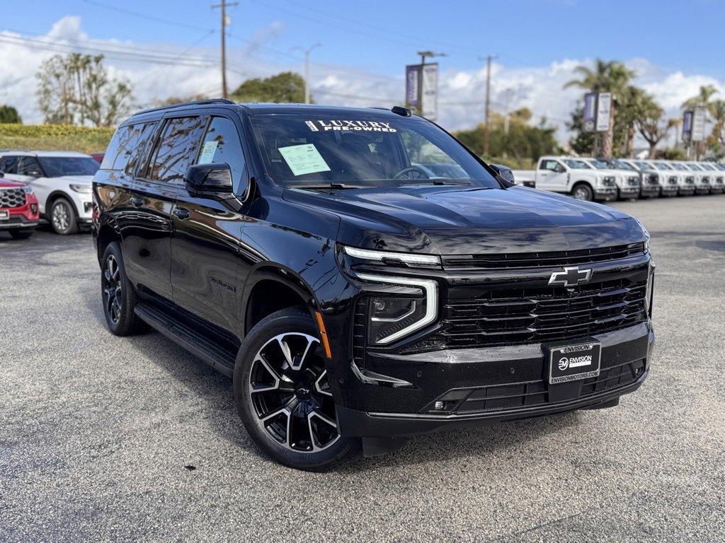 Used 2025 Chevrolet Suburban RST image 2