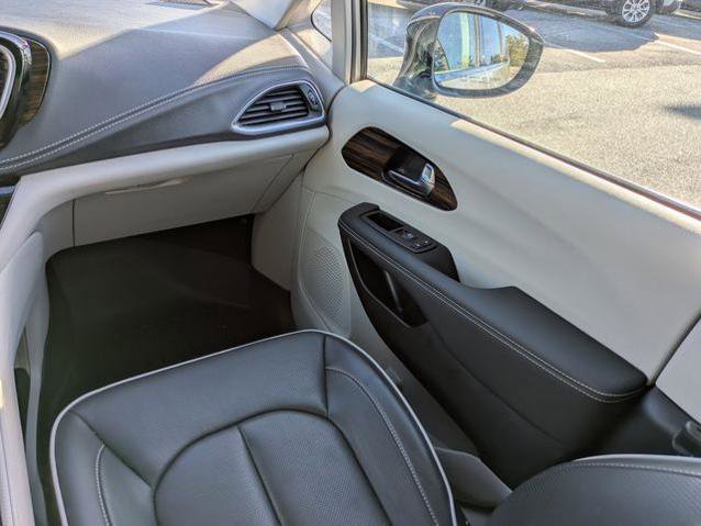 Used 2024 Chrysler Pacifica Limited FWD image 16