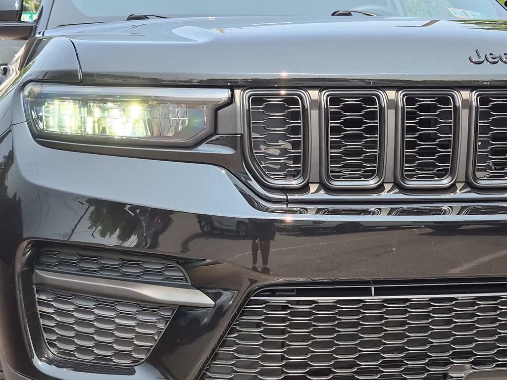 Used 2024 Jeep Grand Cherokee Altitude AWD/4WD image 18