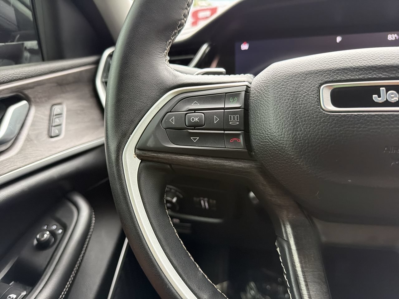 Used 2022 Jeep Grand Cherokee L Limited w/ Luxury Tech Group II AWD/4WD image 29