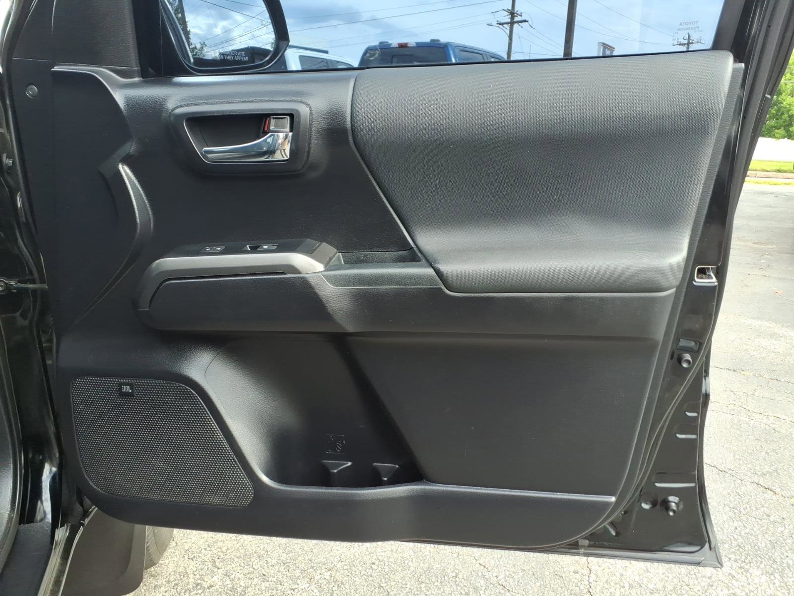 Used 2020 Toyota Tacoma TRD Sport w/ TRD Premium Sport Package AWD/4WD image 29
