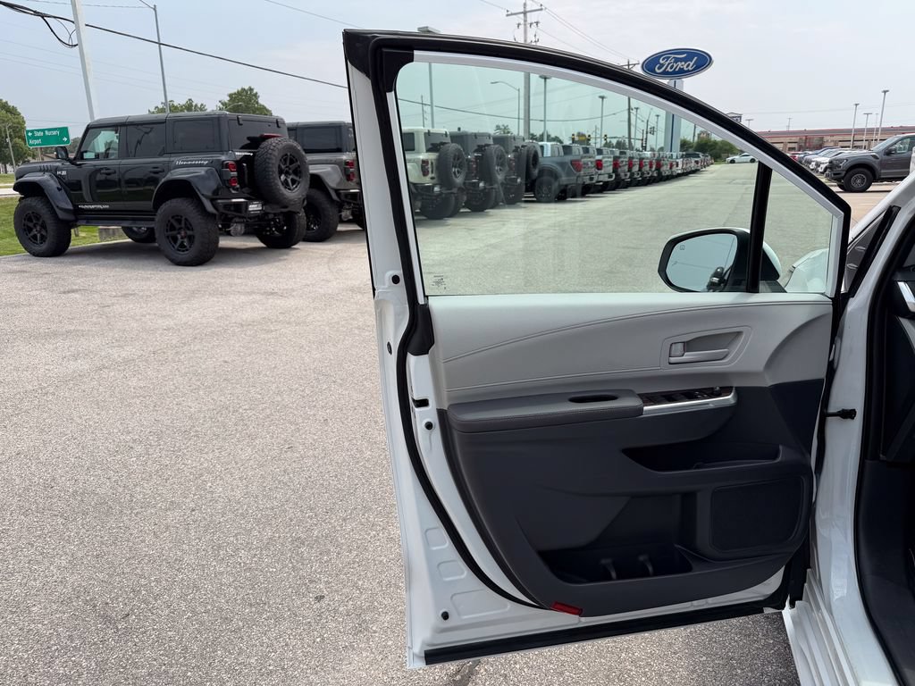 Used 2023 Toyota Sienna LE w/ LE Plus Package FWD image 12