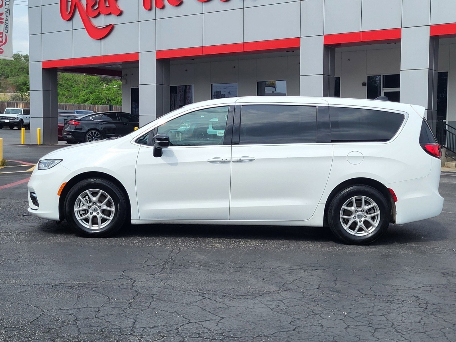 Used 2025 Chrysler Pacifica Select image 6