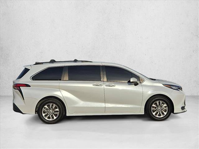 Used 2022 Toyota Sienna XLE FWD image 4