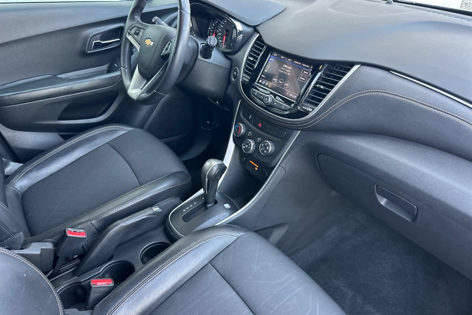 Used 2022 Chevrolet Trax LT w/ LT Convenience Package AWD/4WD image 16