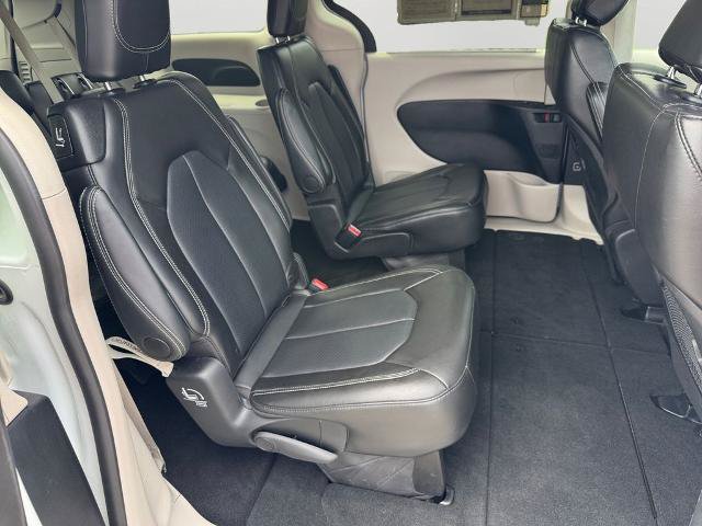 Used 2024 Chrysler Pacifica Touring-L FWD image 7