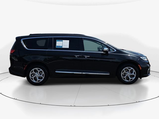Used 2023 Chrysler Pacifica Limited w/ Uconnect Theater Family Group AWD/4WD image 3