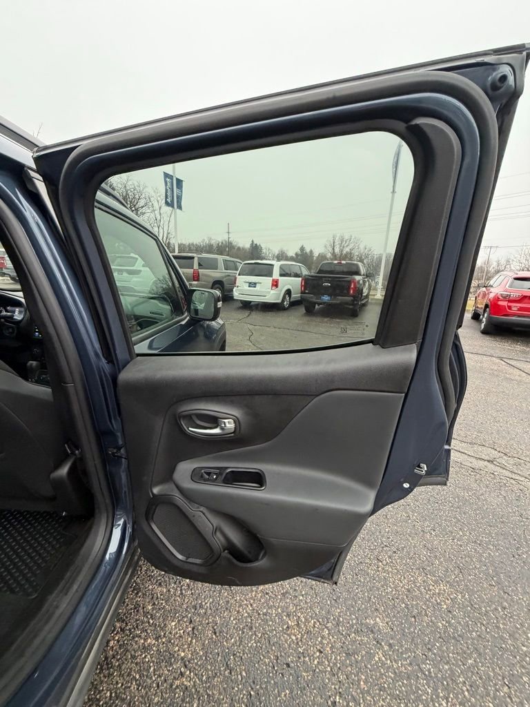 Used 2022 Jeep Renegade Altitude w/ Convenience Group AWD/4WD image 14