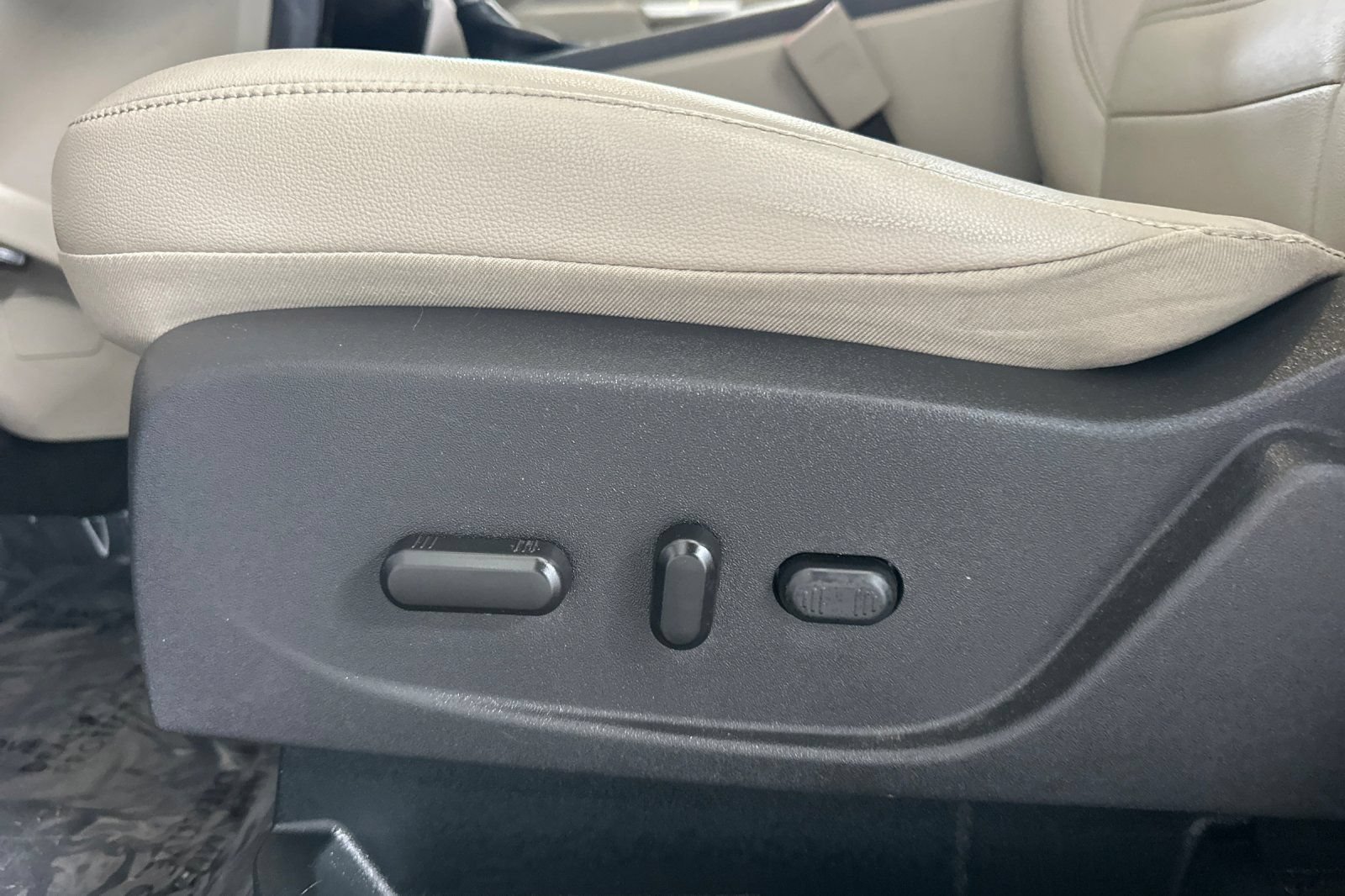Certified 2018 Ford Escape Titanium FWD image 13