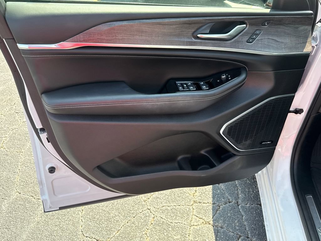 Used 2023 Jeep Grand Cherokee Overland w/ Luxury Tech Group IV image 10