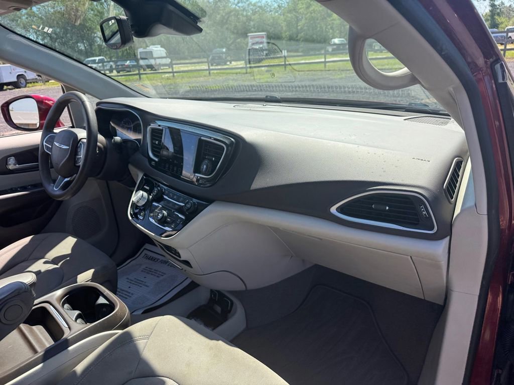 Used 2020 Chrysler Pacifica Touring w/ Advanced Safetytec Group FWD image 19