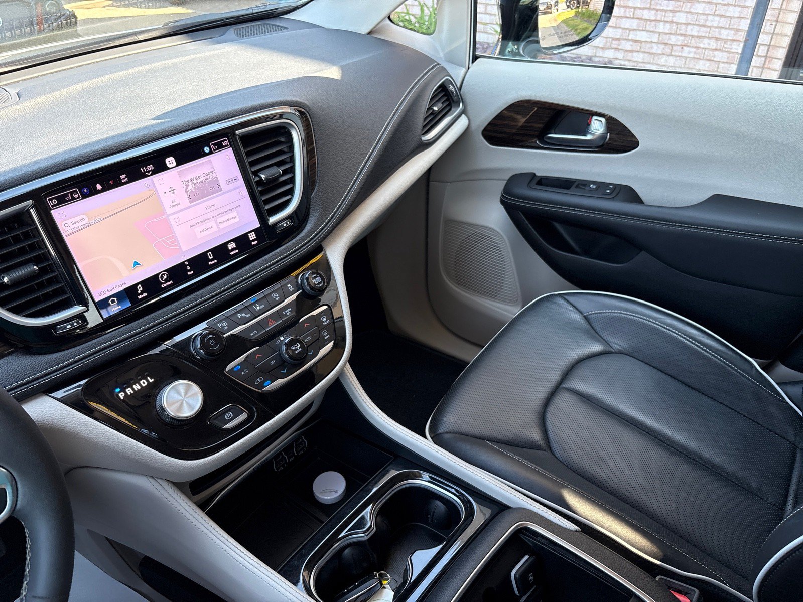 Used 2023 Chrysler Pacifica Limited AWD/4WD image 18