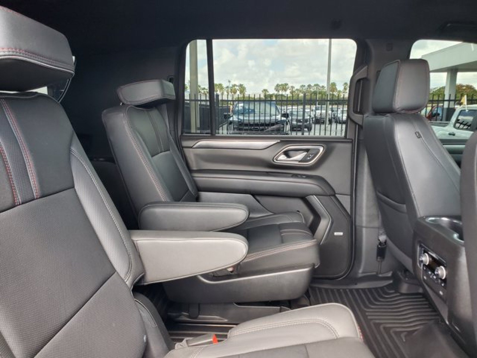 Used 2024 Chevrolet Suburban RST w/ Luxury Package AWD/4WD image 32
