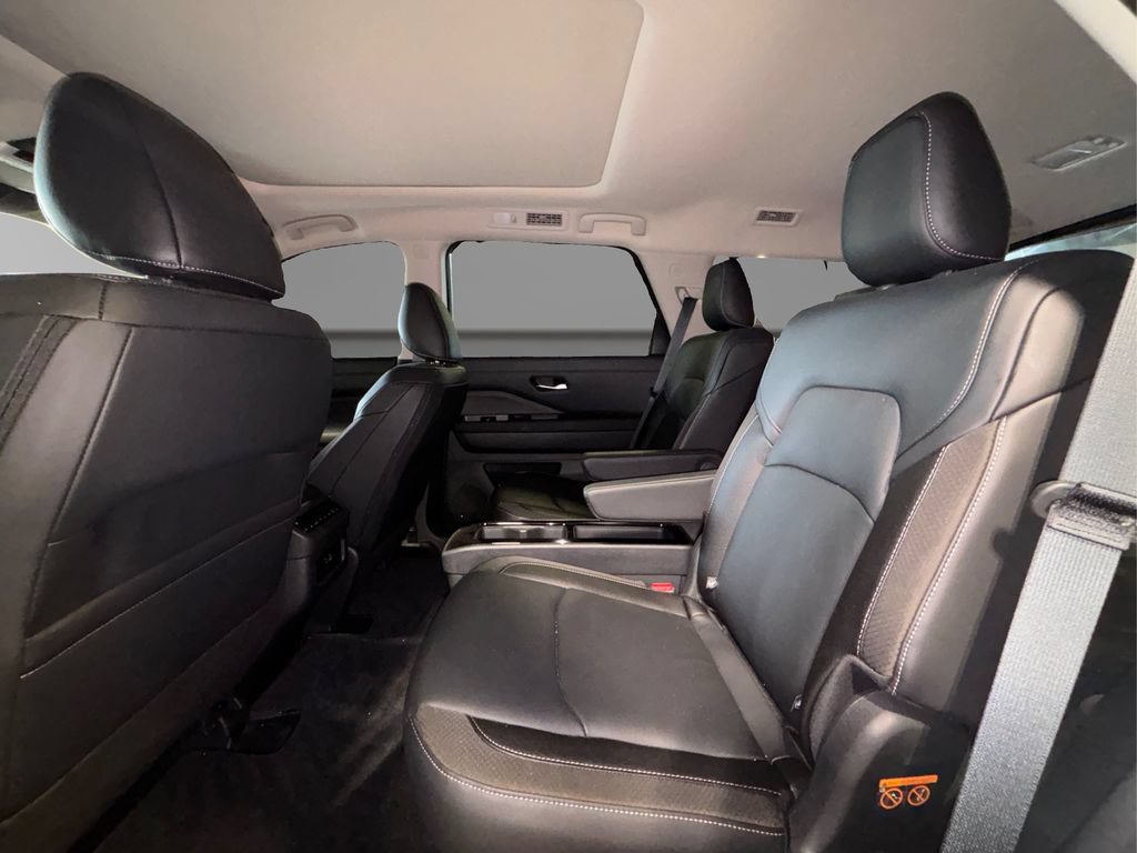 Used 2025 Nissan Pathfinder SL w/ SL Premium Package AWD/4WD image 12