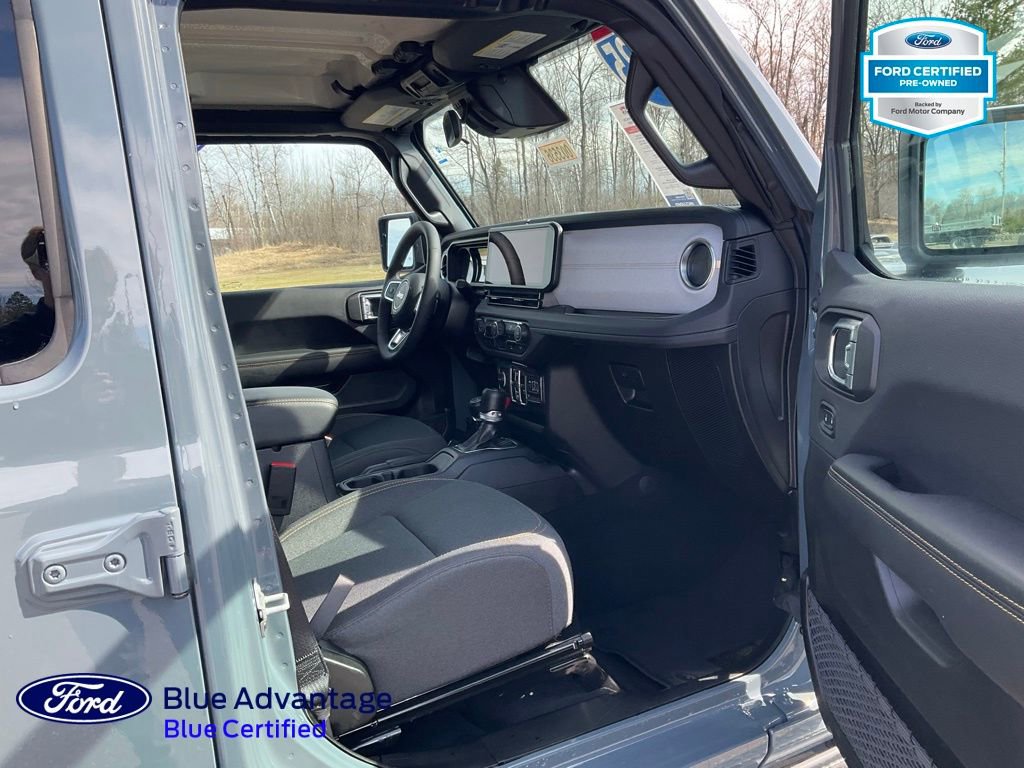 Used 2025 Jeep Wrangler Unlimited Sahara AWD/4WD image 19