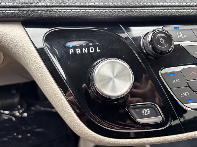 Used 2024 Chrysler Pacifica Limited FWD image 28
