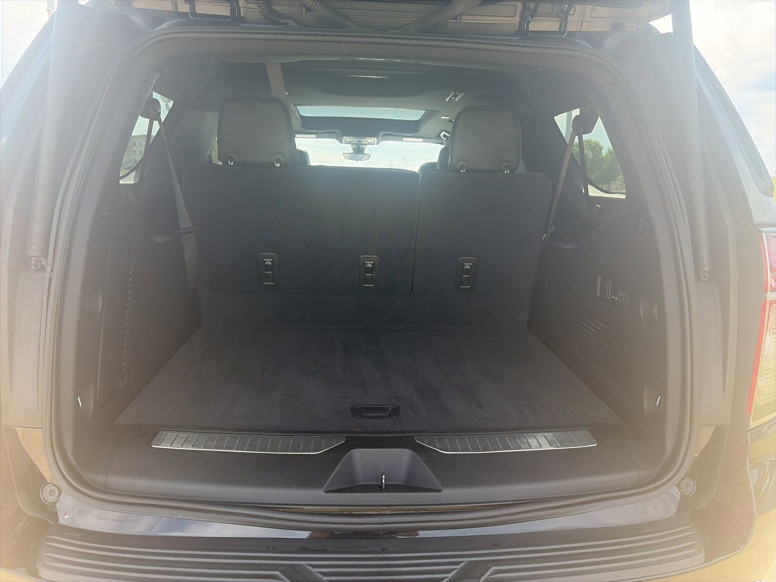 Used 2021 Chevrolet Suburban Premier w/ Premium Package RWD image 27