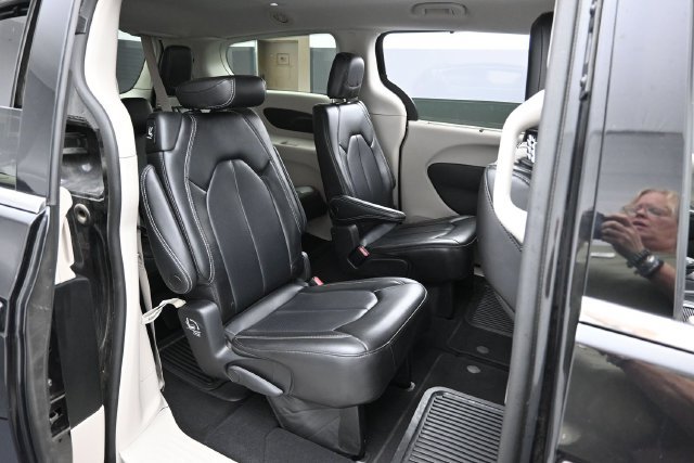 Used 2023 Chrysler Pacifica Touring-L FWD image 34