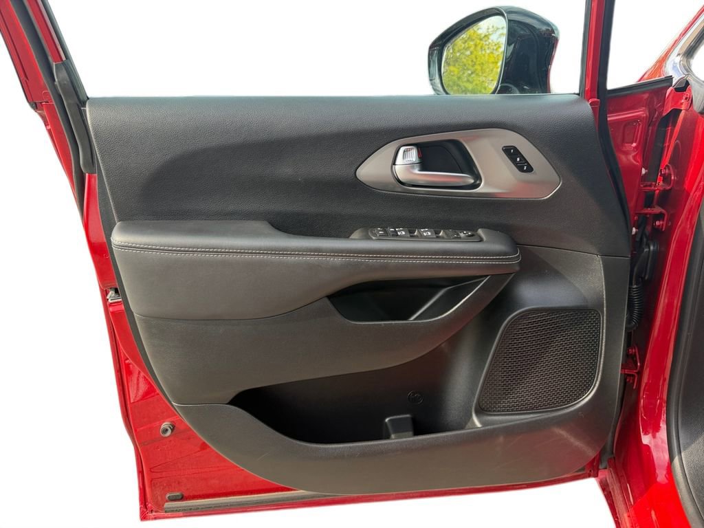 Used 2025 Chrysler Pacifica Select FWD image 14