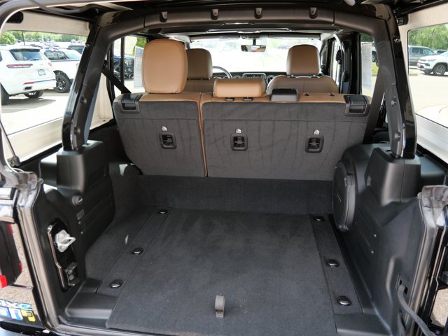 Used 2022 Jeep Wrangler Unlimited Sahara w/ Cold Weather Group AWD/4WD image 9