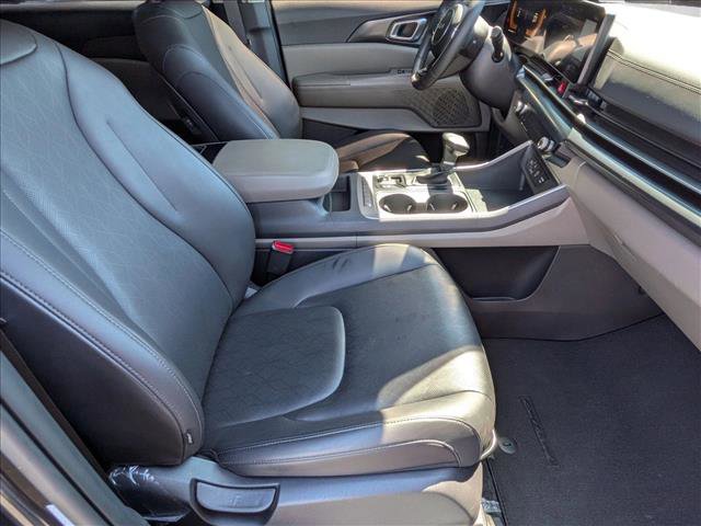 Used 2025 Kia Carnival FWD image 20
