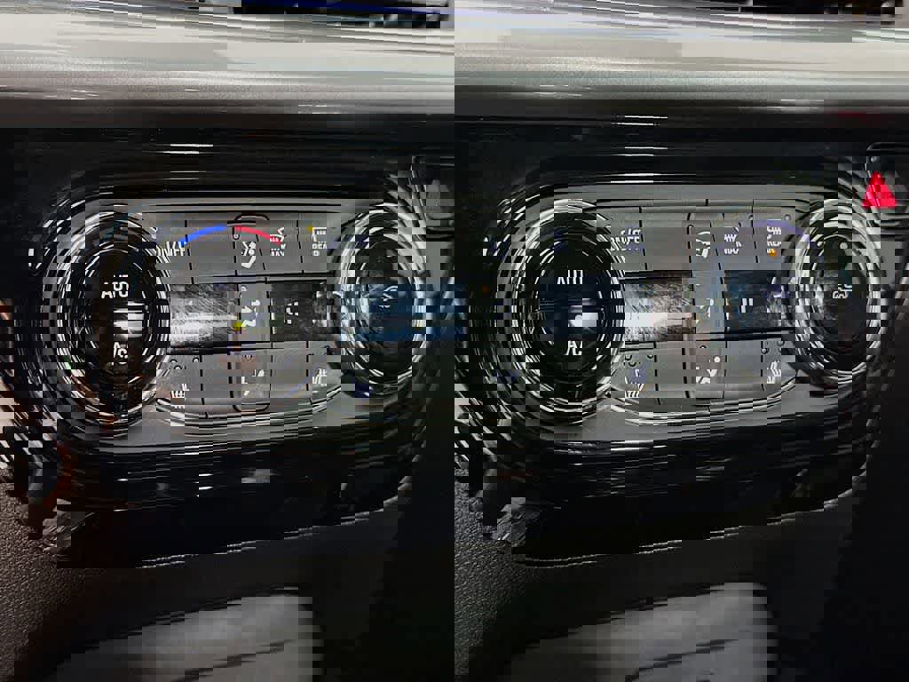 Used 2025 Chevrolet Trax LT w/ LT Convenience Package image 20