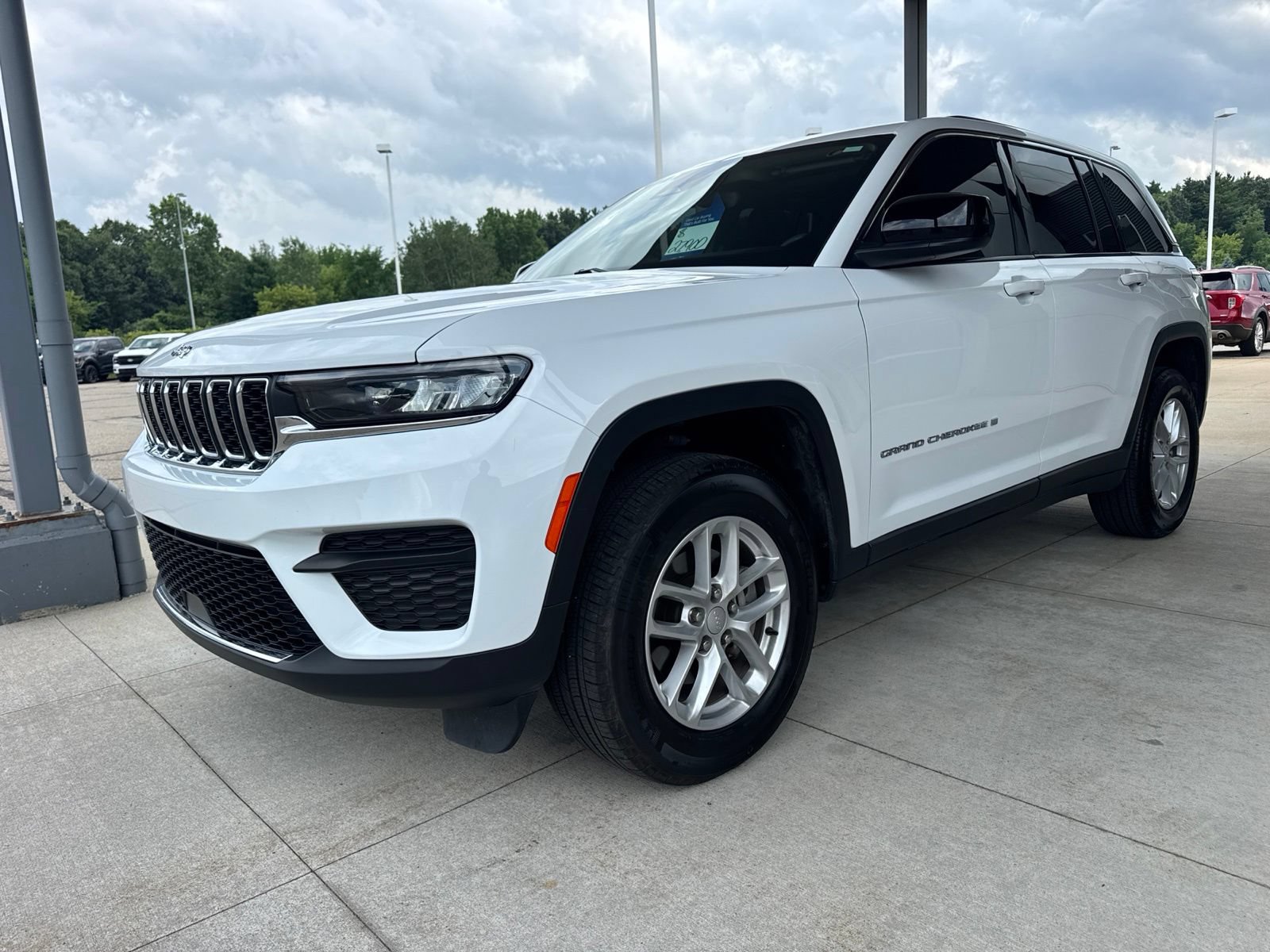 Used 2023 Jeep Grand Cherokee Laredo X AWD/4WD image 3
