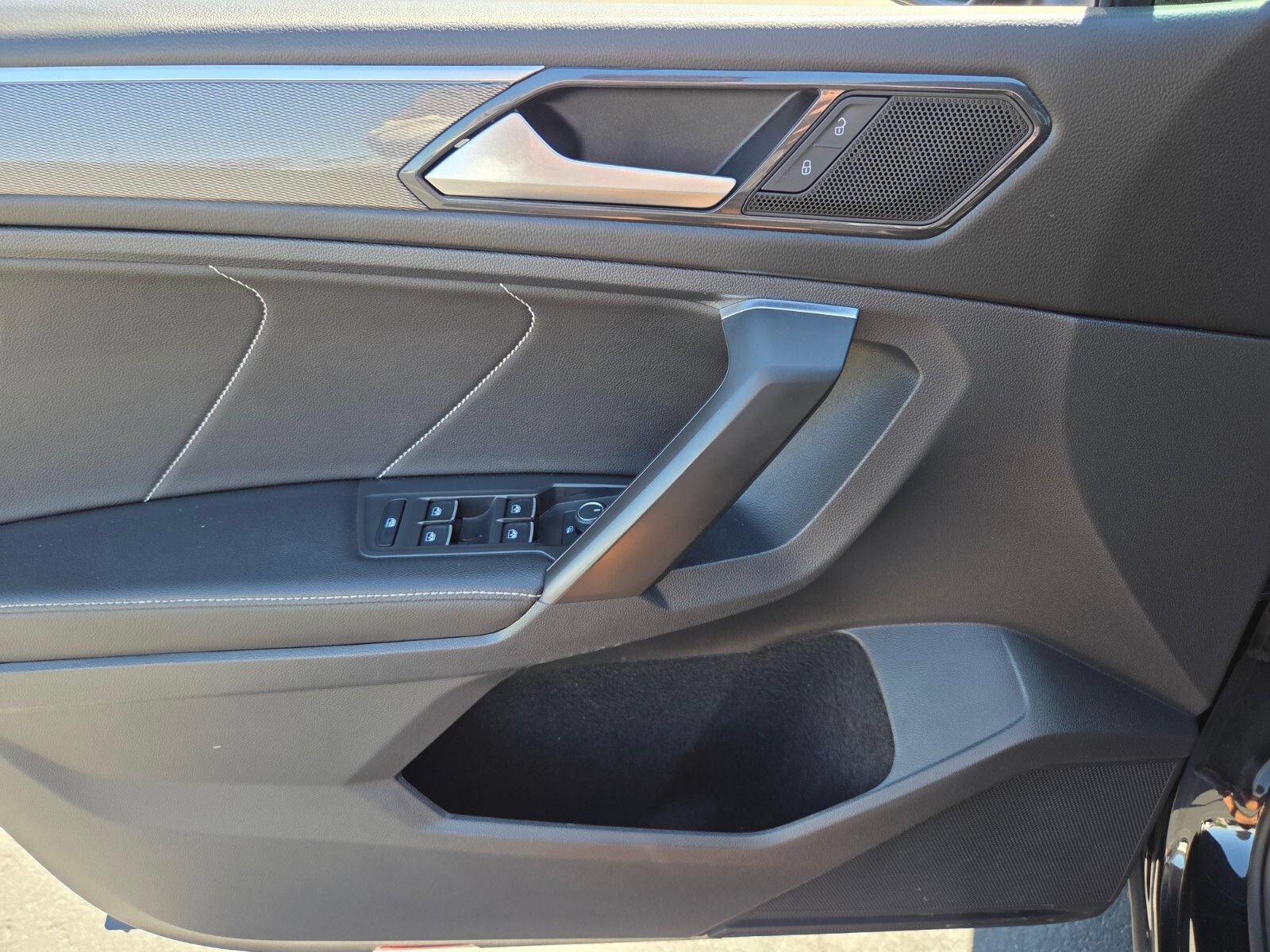 Used 2022 Volkswagen Tiguan SE R-Line FWD image 18