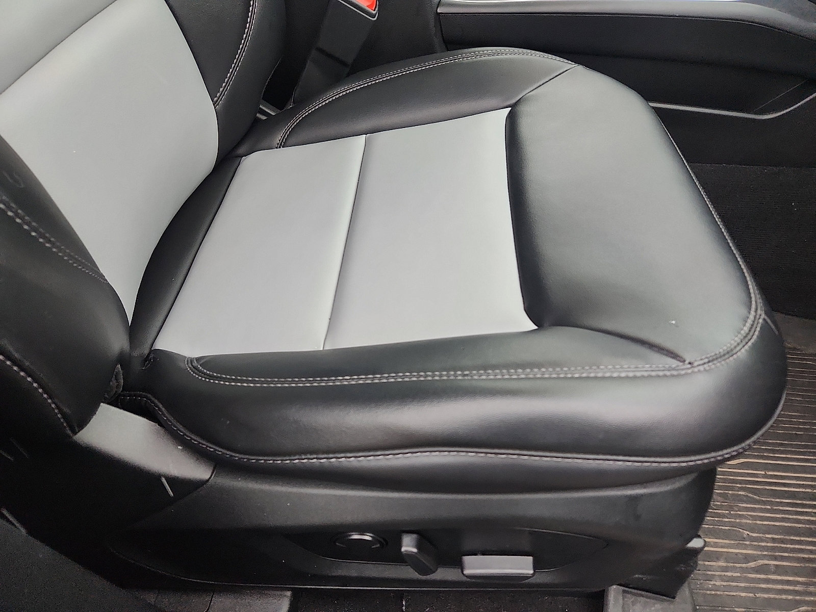 Certified 2023 Ford Explorer XLT w/ Equipment Group 202A image 33