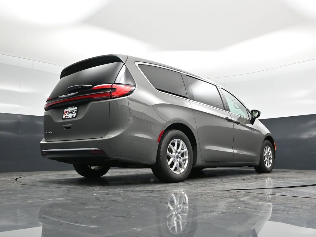 Used 2023 Chrysler Pacifica Touring-L image 48