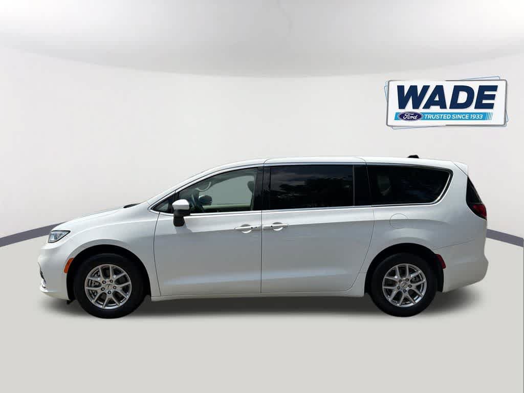 Used 2023 Chrysler Pacifica Touring-L FWD image 8
