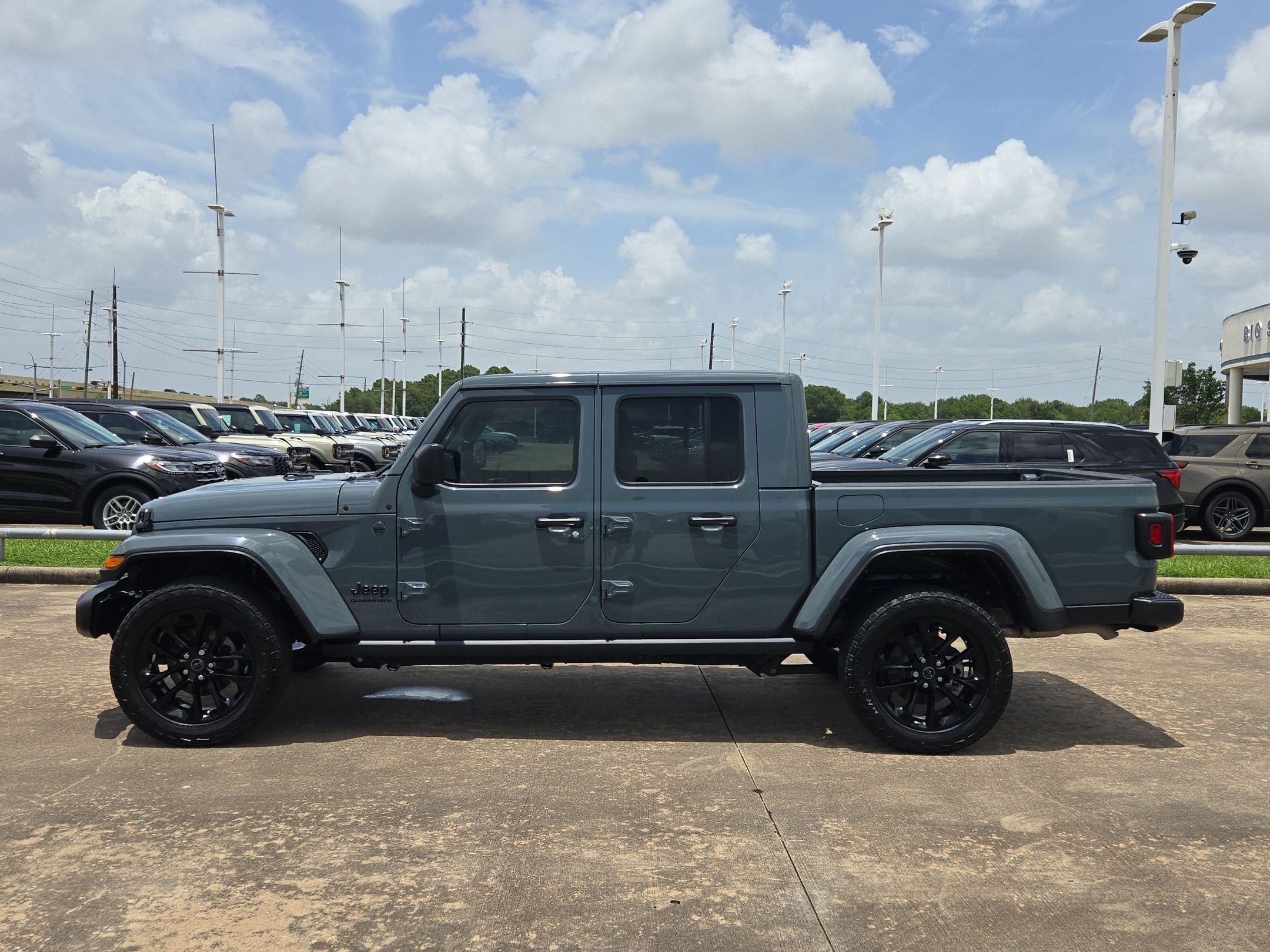 Used 2024 Jeep Gladiator Sport AWD/4WD image 9