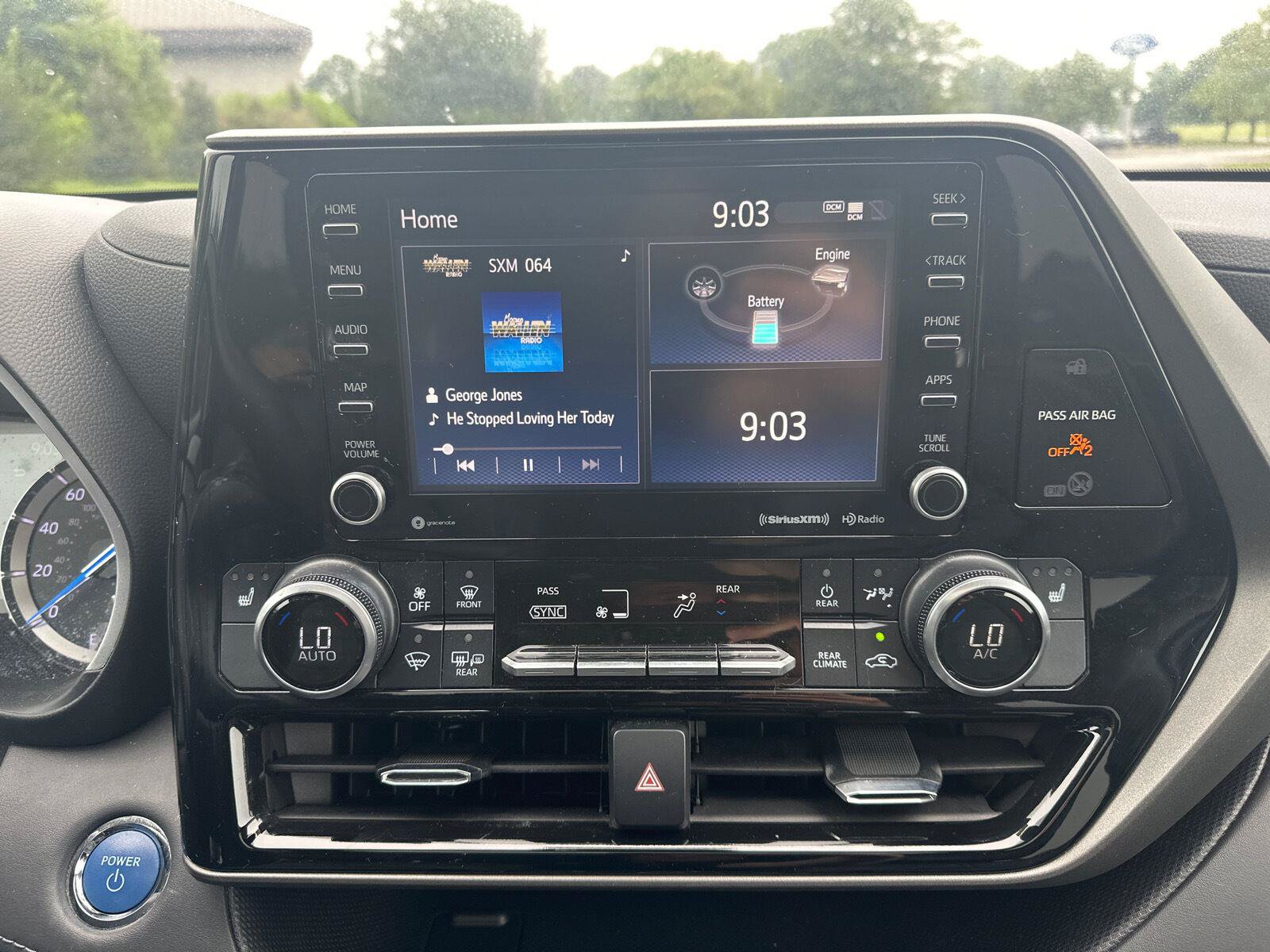Used 2022 Toyota Highlander XLE AWD/4WD image 16